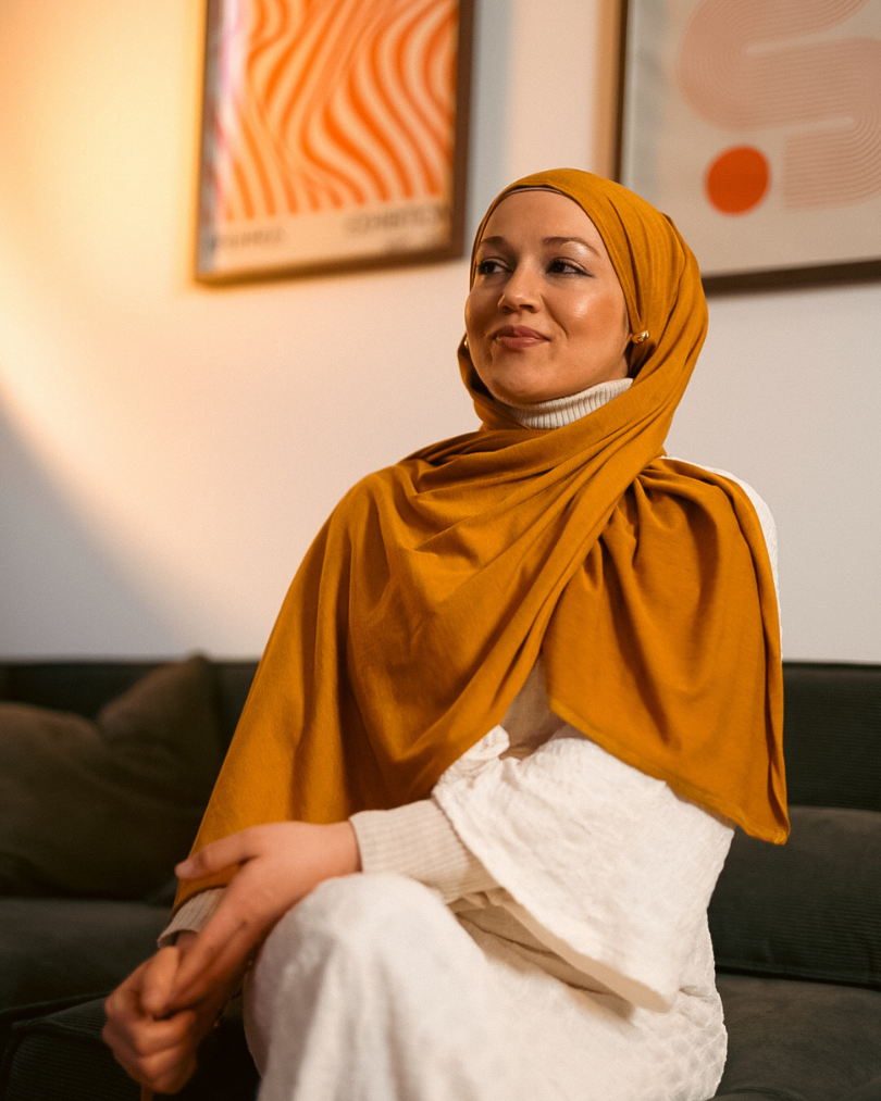 Premium Jersey Hijab aus Seide und Bio-Baumwolle Honey - "Mariposa"