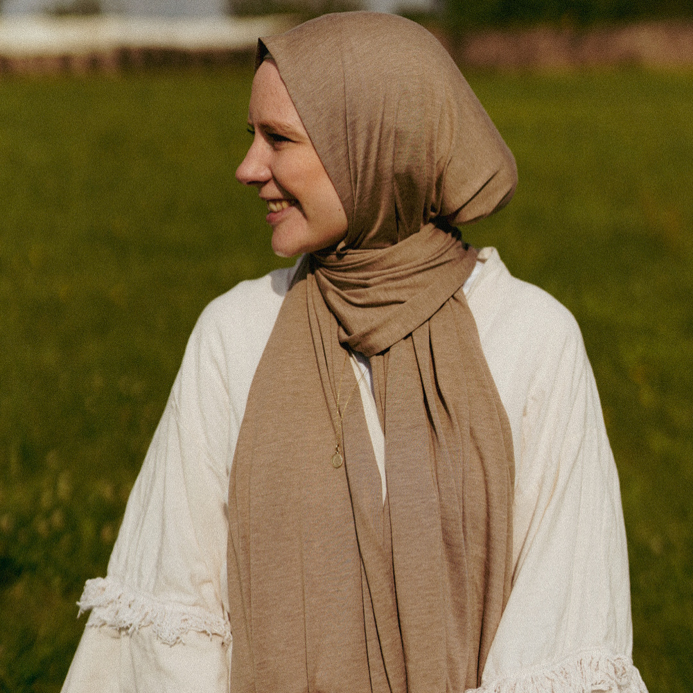 Premium Jersey Hijab aus Seide und Bio-Baumwolle Haselnuss - "Mariposa"